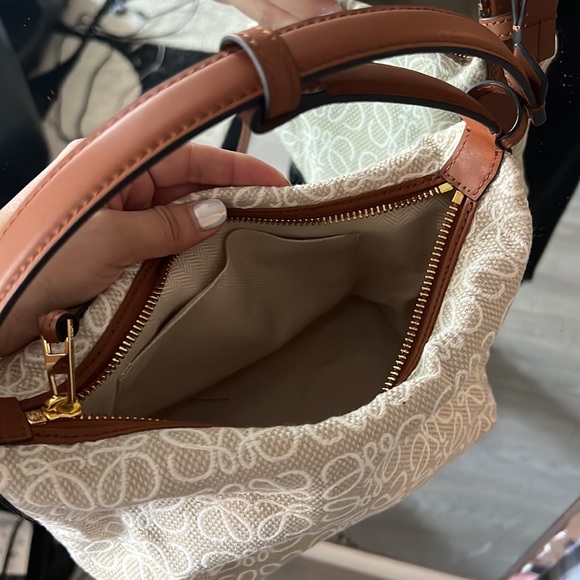 Under arm shoulder bag . Size is good for every day use - Picture 5 of 7